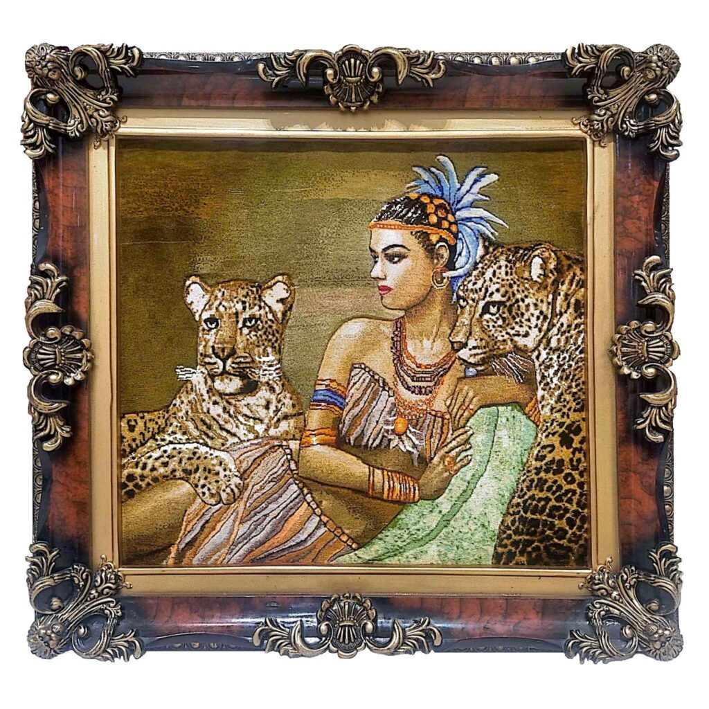 Tapis persan figuratif en soie noué à la main de Tabriz représentant une femme égyptienne et un tigre