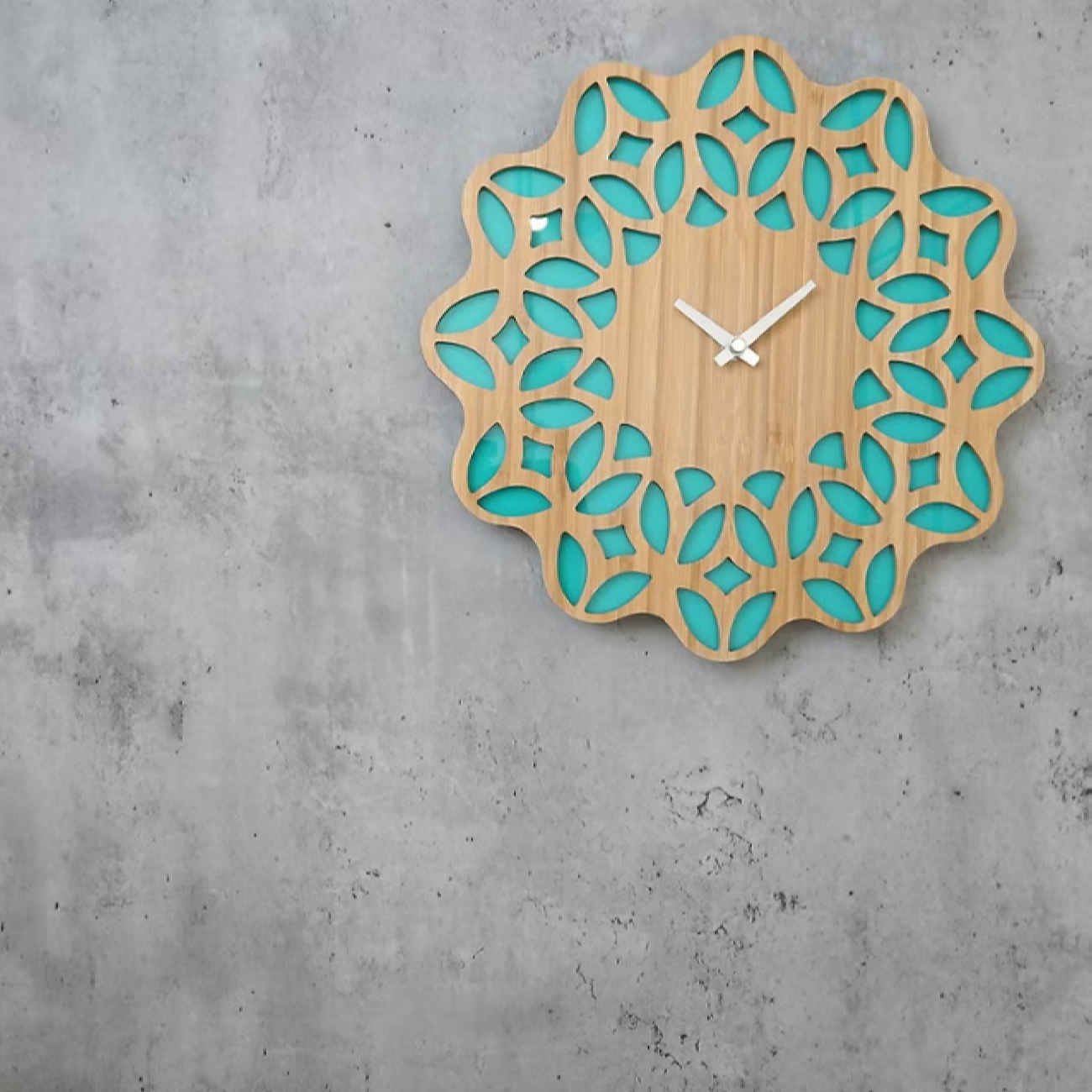 Horloge Murale en Bois Persan Artisanale