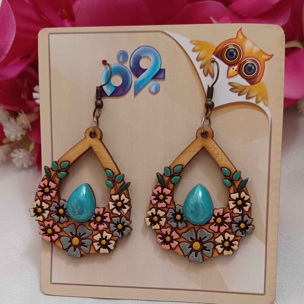 Boucles d’Oreilles Artisanales en Bois avec Fleurs Violettes – Modèle Turquoise