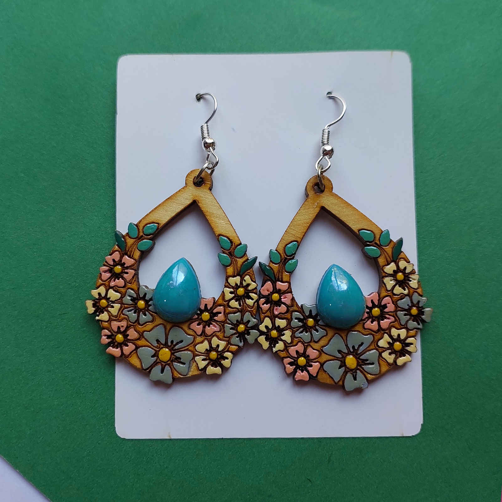 Boucles d’Oreilles Artisanales en Bois avec Fleurs Violettes – Modèle Turquoise