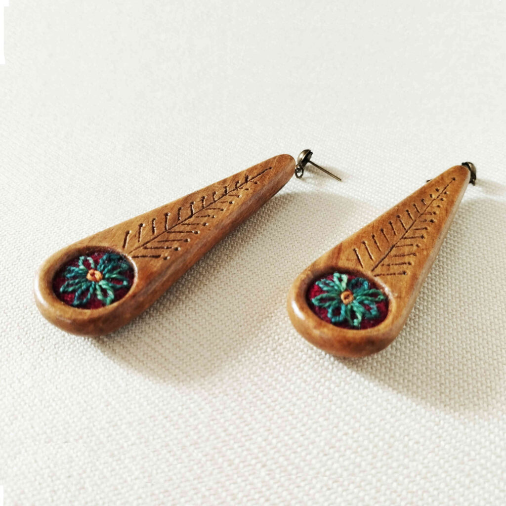 Boucles d’Oreilles en Bois Artisanales pour Femmes avec Motif Broderie Pateh