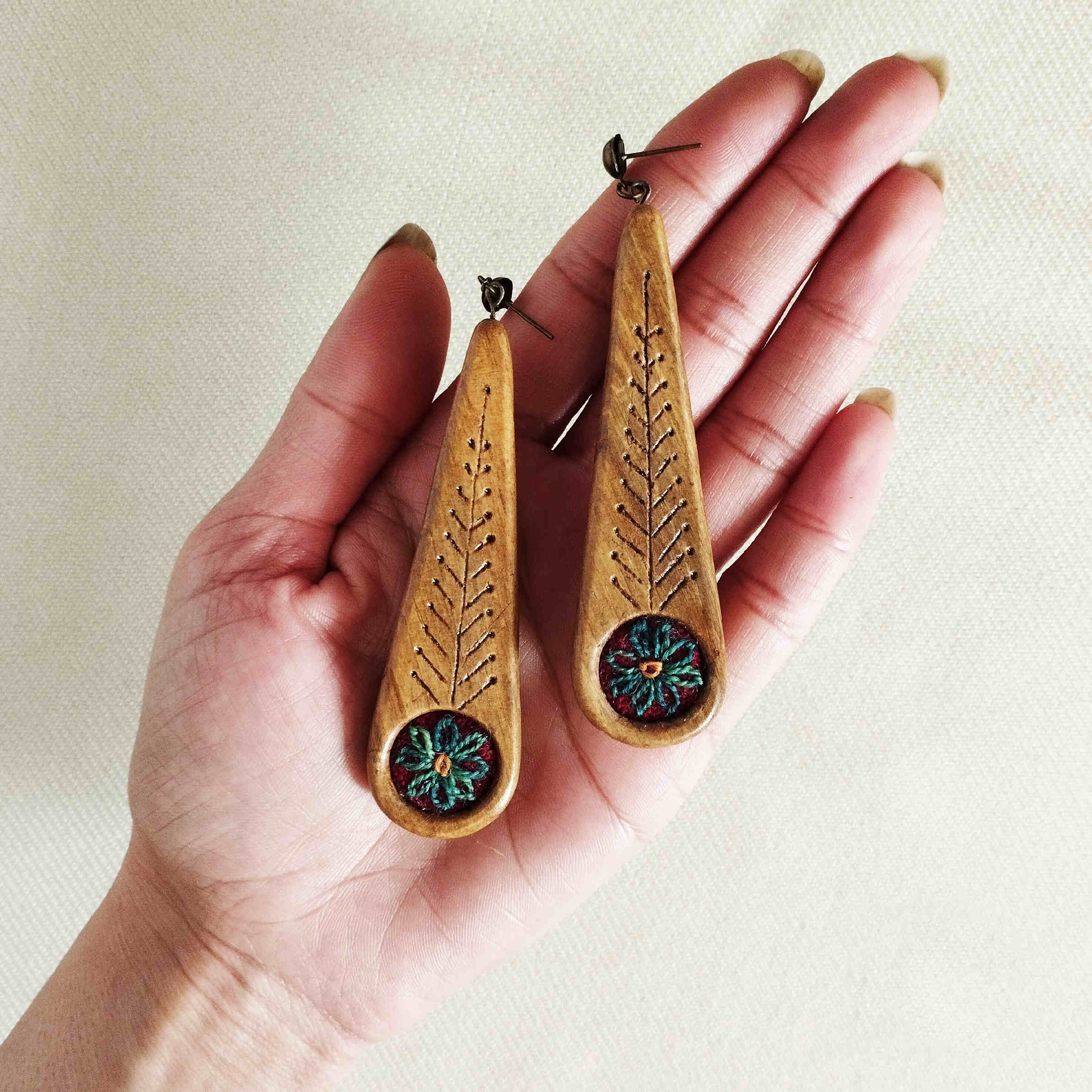 Boucles d’Oreilles en Bois Artisanales pour Femmes avec Motif Broderie Pateh