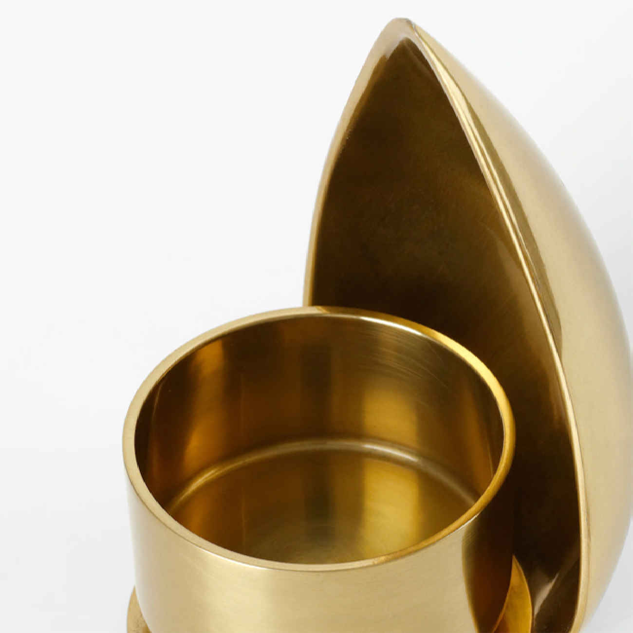 Porte-bougie en acier doré Heritage lumineux – Sublimez votre espace.