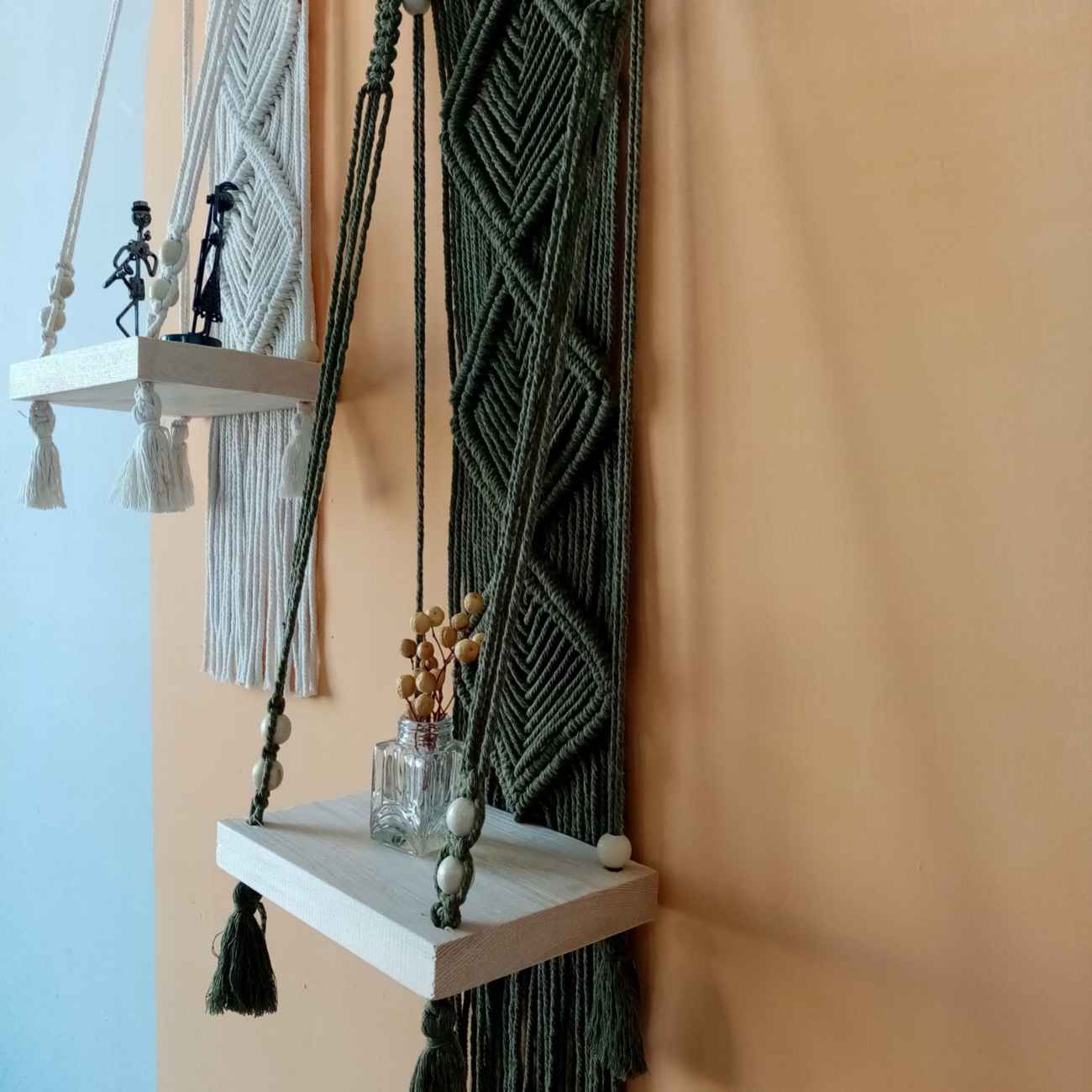 Tapisserie Murale Artisanale en Macramé avec Étagère