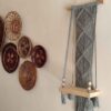 Tapisserie Murale Artisanale en Macramé avec Étagère