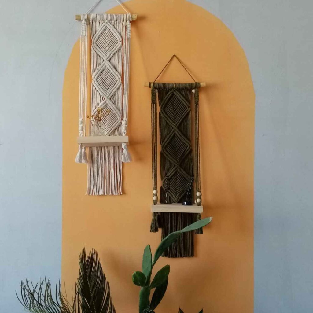 Tapisserie Murale Artisanale en Macramé avec Étagère