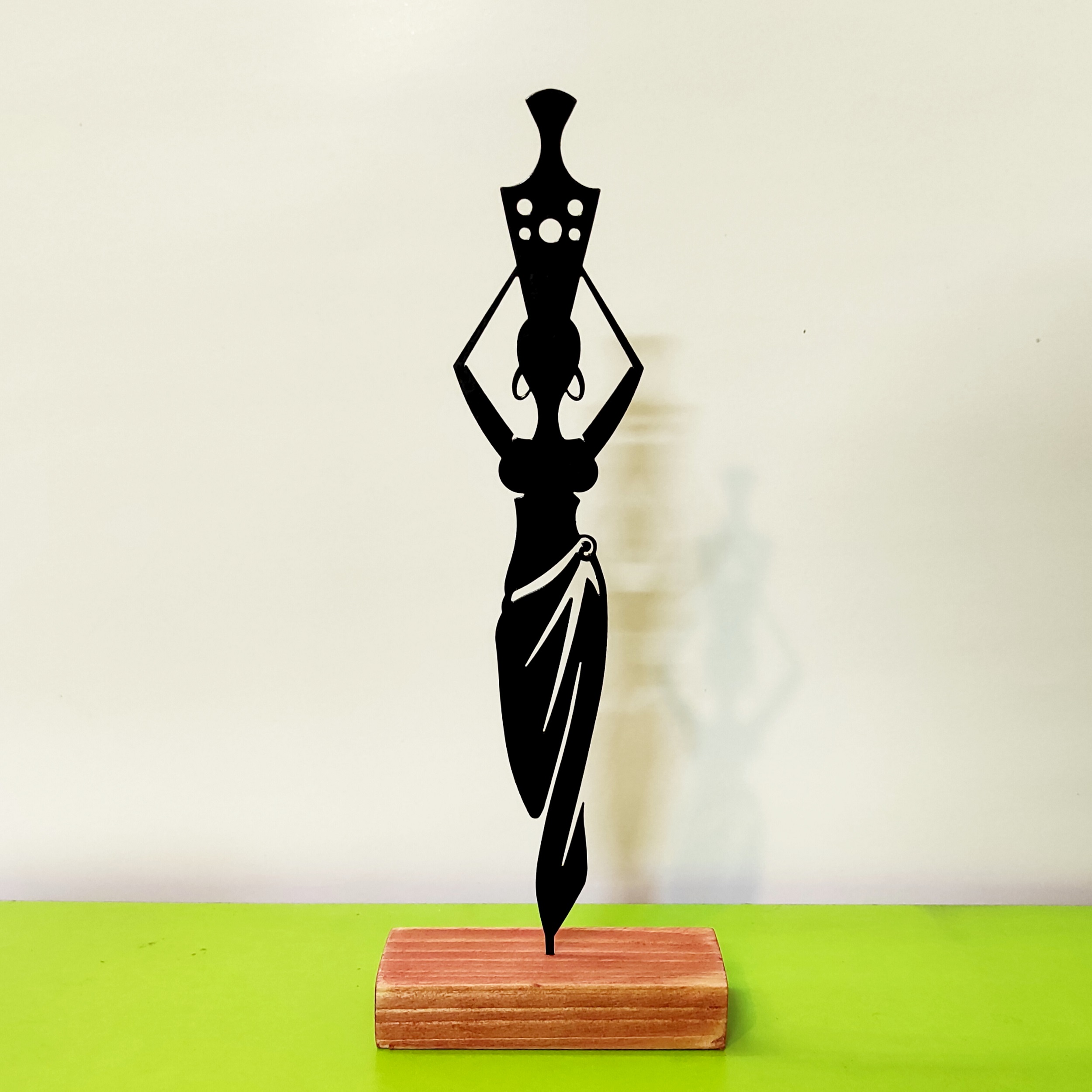 Sculpture d’art minimaliste métal – Femme africaine portant de l’eau