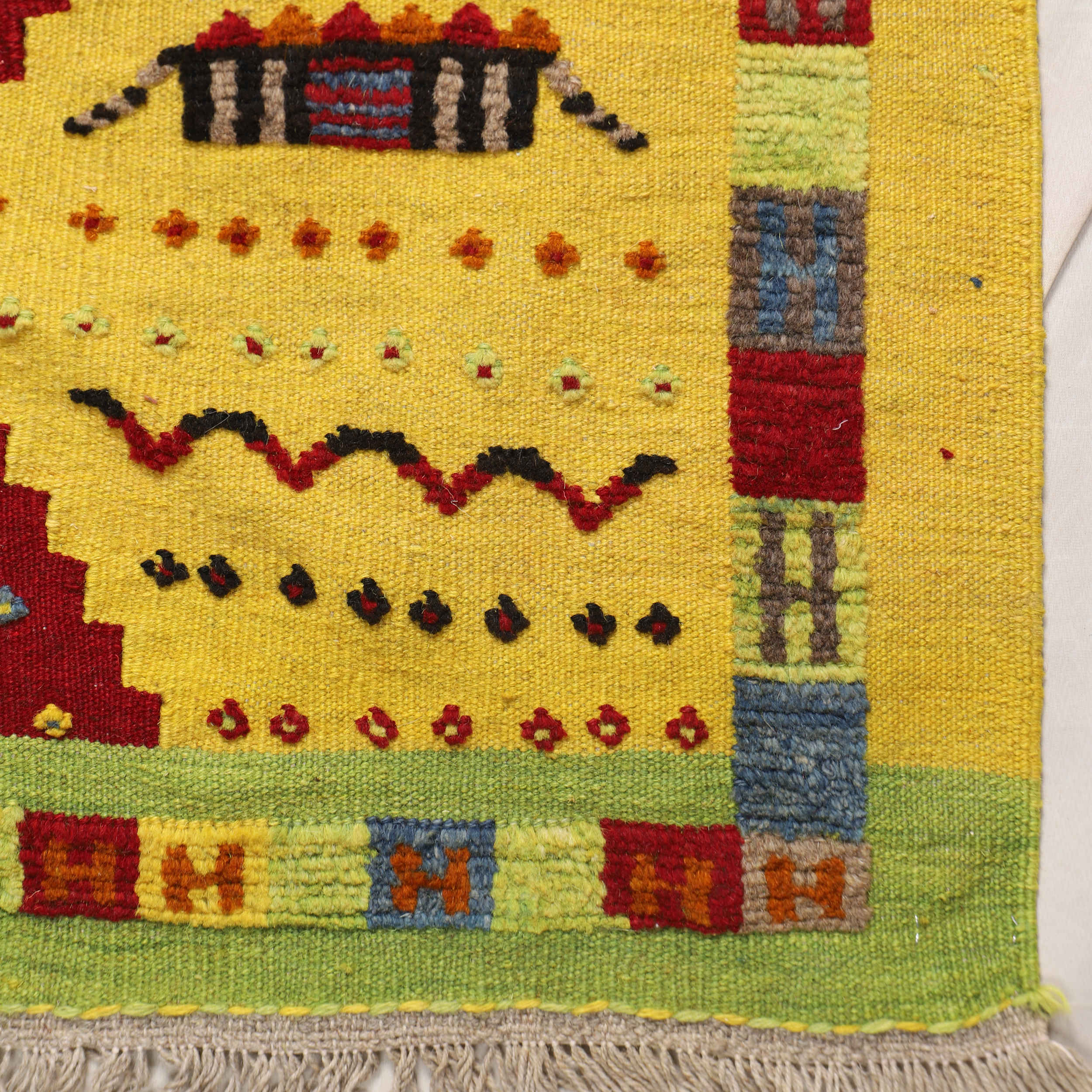 Tapis Kilim Persan en laine tissé à la main dans le Fars, motifs animaliers