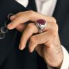 Bague en argent avec rubis rouge persan Élégance pour hommes, modèle carré, faite à la main