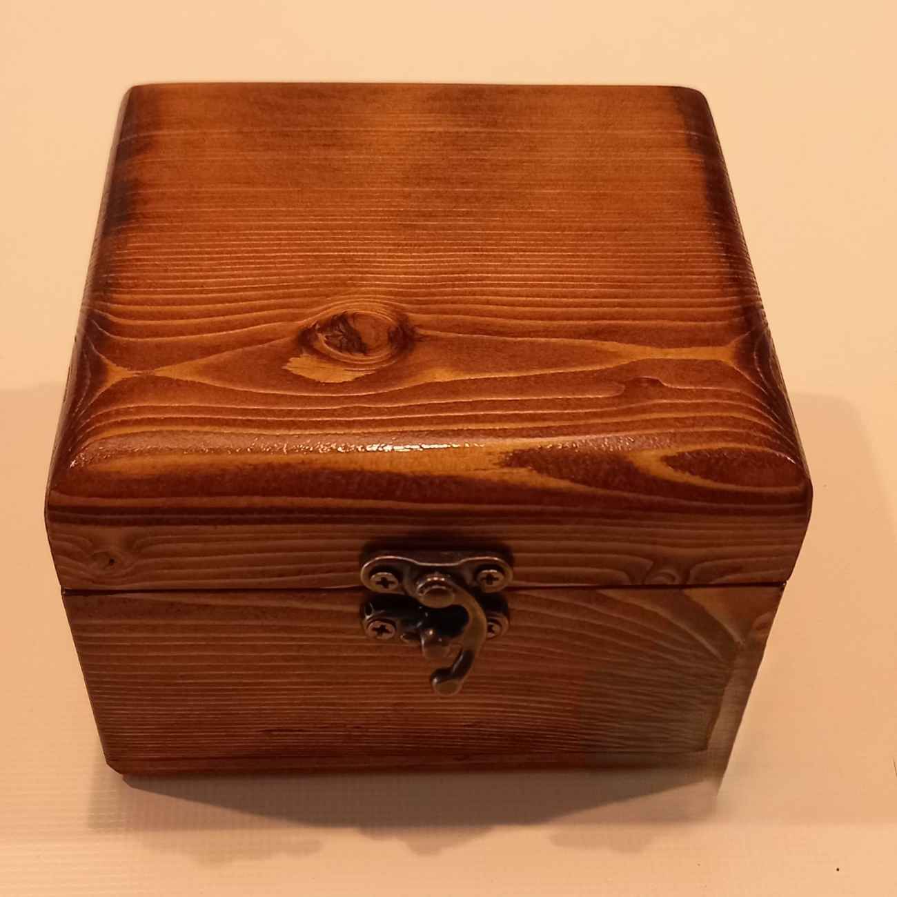 Boîte à bijoux en bois artisanale de couleur marron