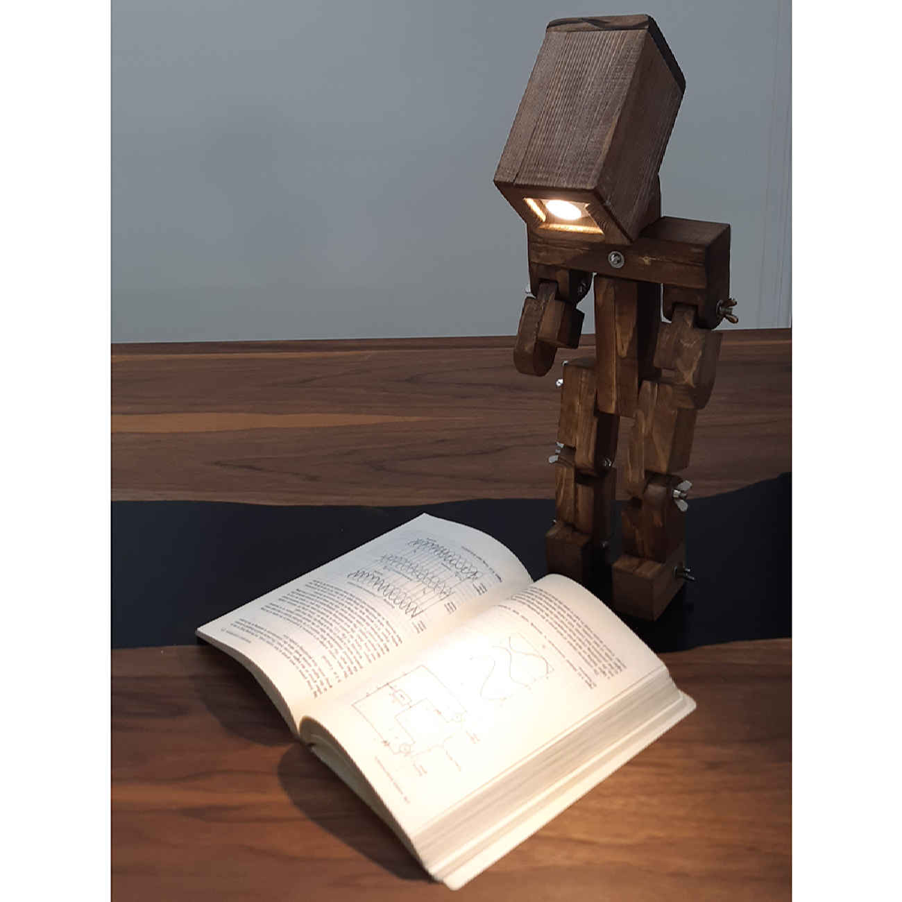 Lampe de bureau en bois fait main et réglable – Modèle Robolight