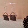 Boucles d'oreilles pendantes artisanales en macramé, motif triangle.