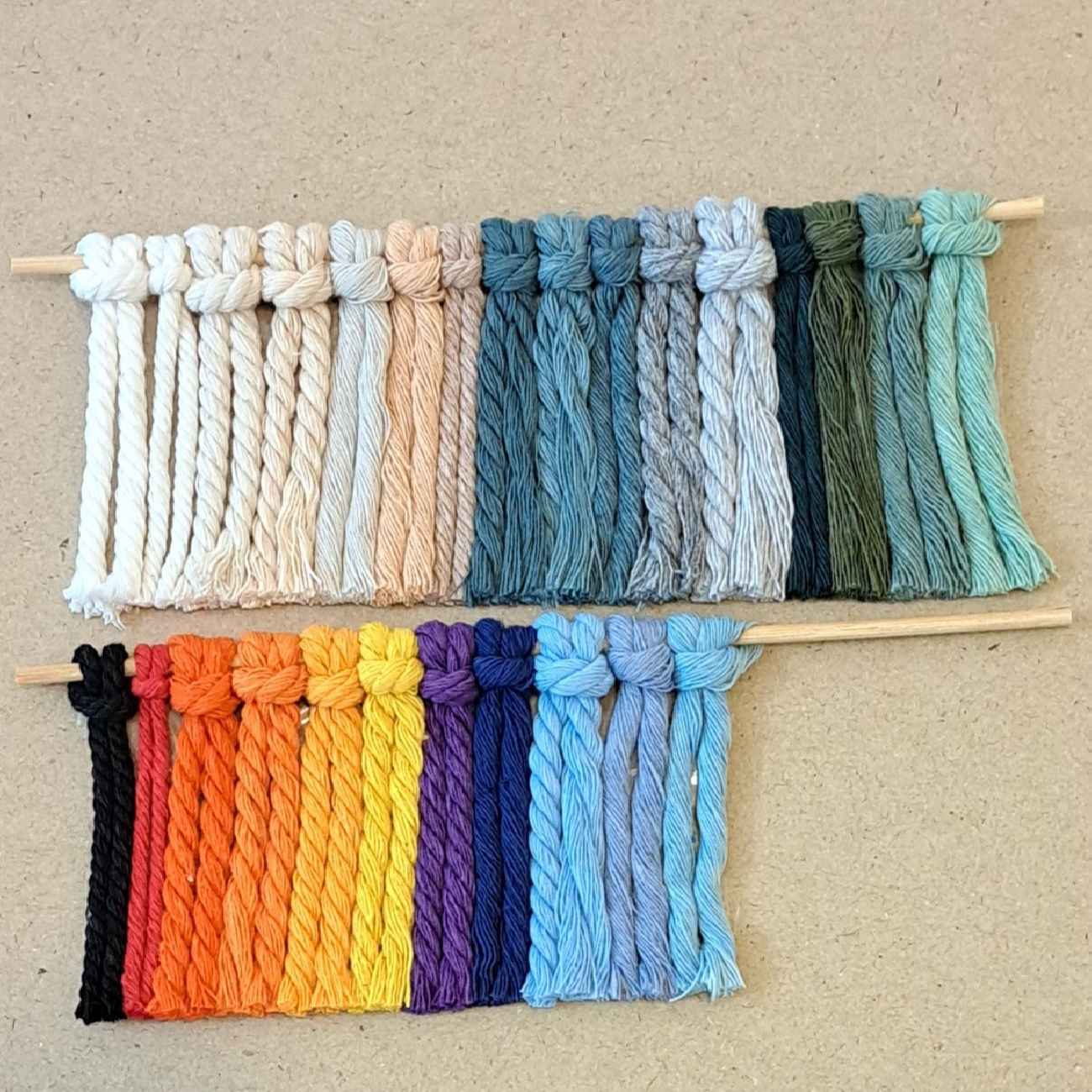 Boucles d’oreilles pendantes artisanales en macramé, motif triangle.