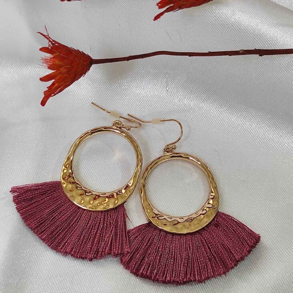 Boucles d'oreilles à pompons bohèmes en macramé, rouge bordeaux