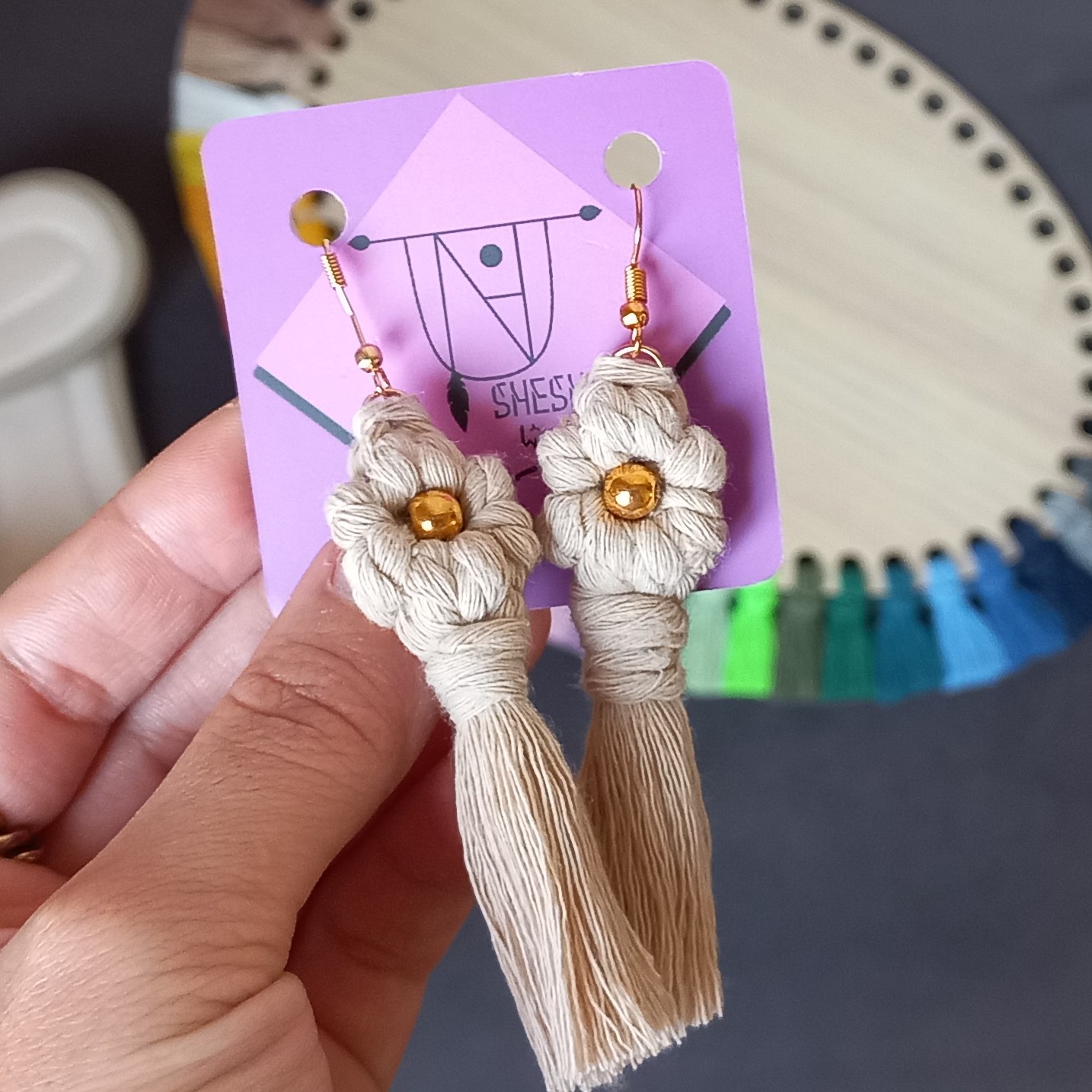 Boucles d'oreilles bohèmes en macramé chic, motif fleur.