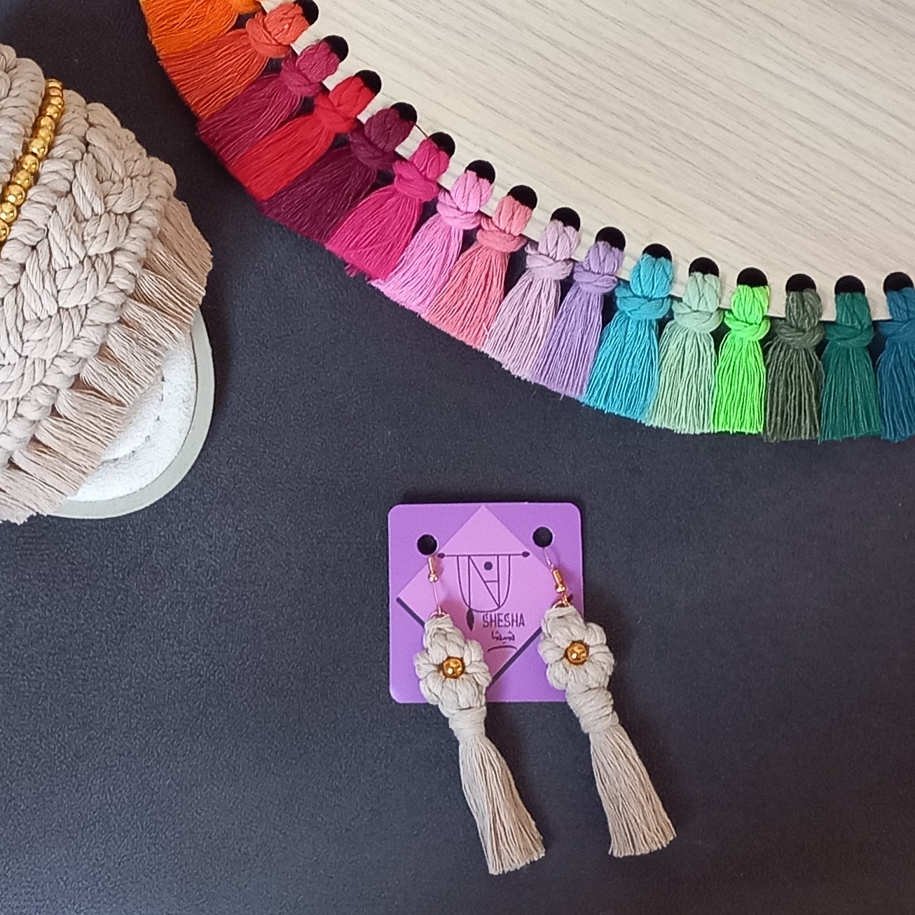 Boucles d’oreilles bohèmes en macramé chic, motif fleur.