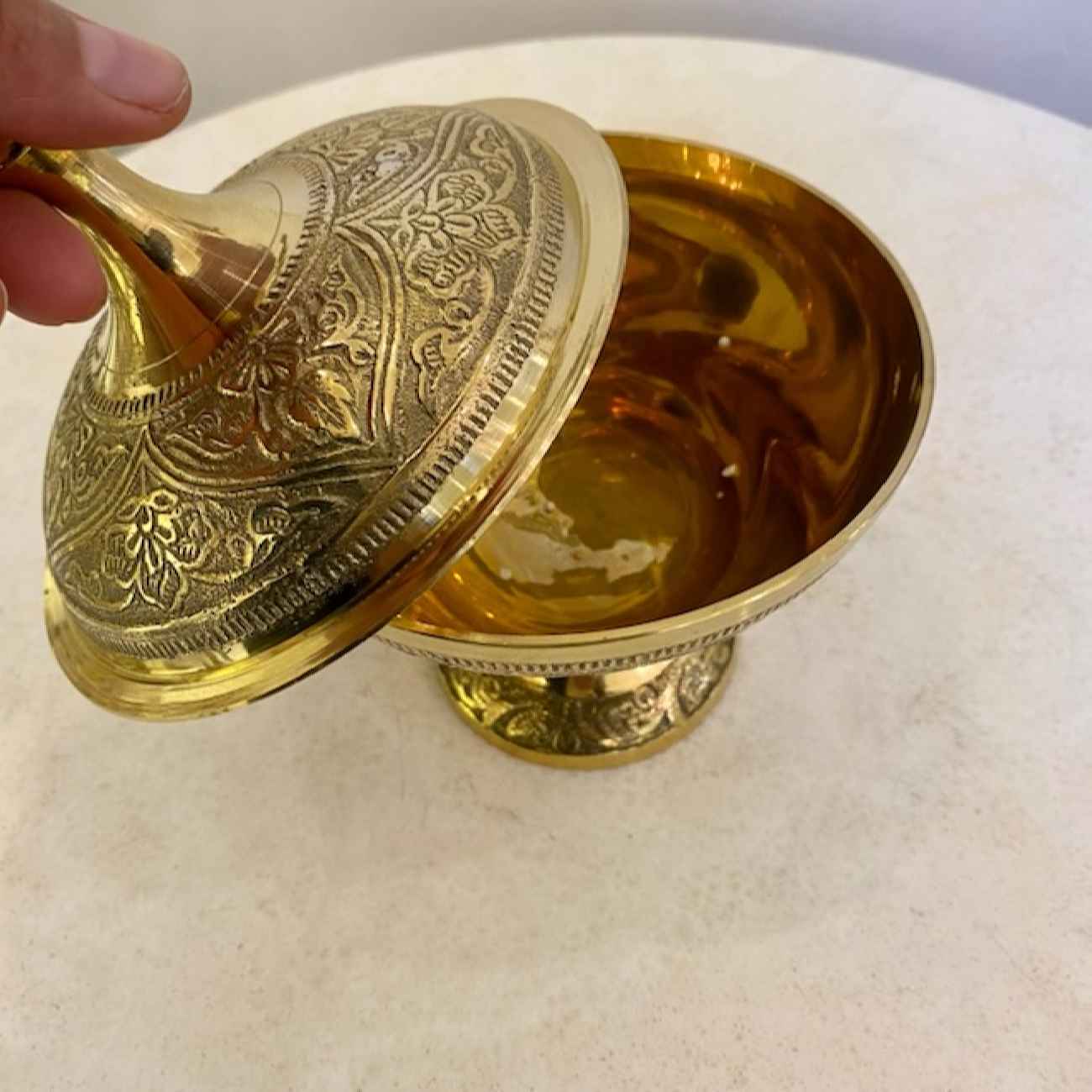 Bol à sucre en laiton avec couvercle décoratif et pied