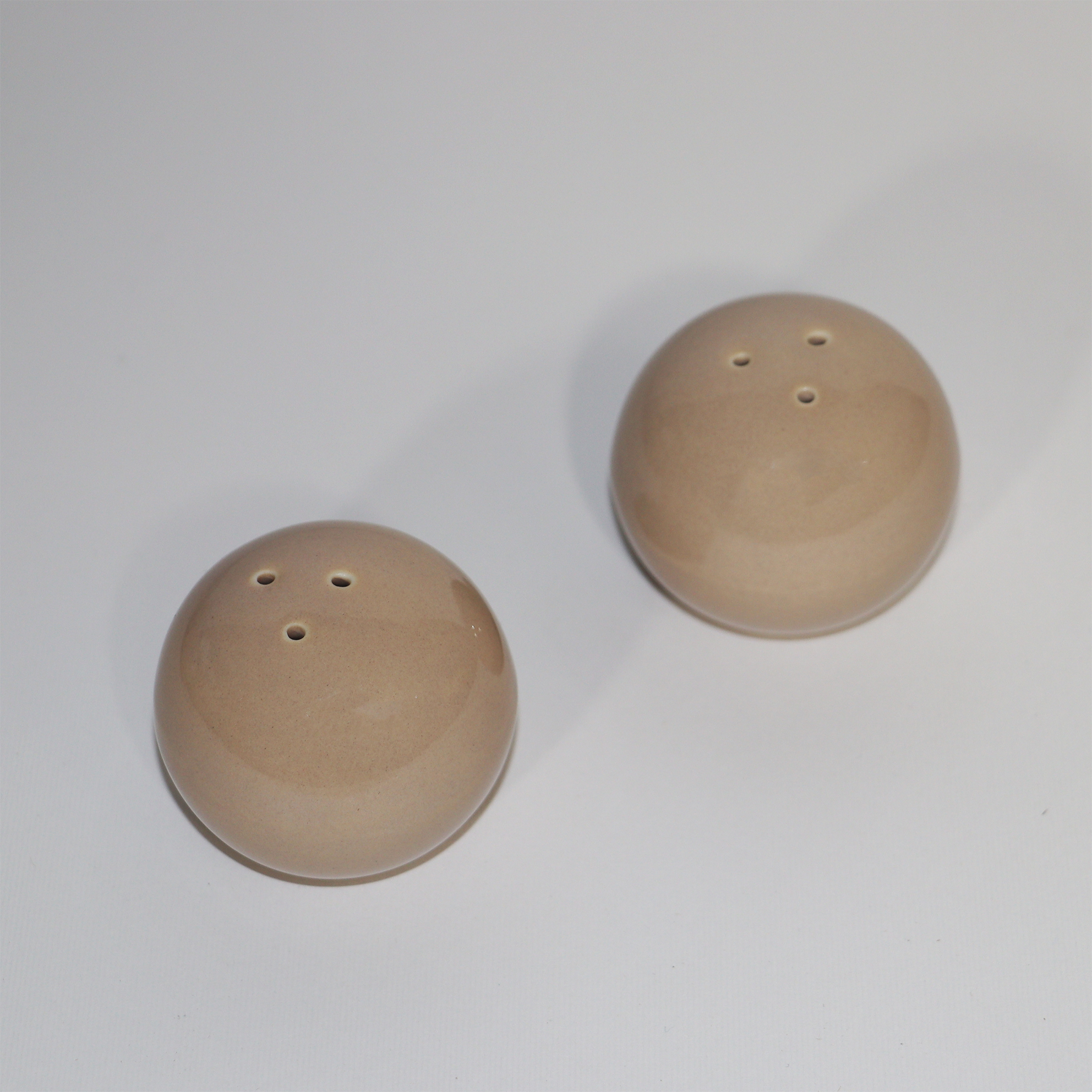 Charme Classique – Ensemble de Salieres et Poivrières en Céramique