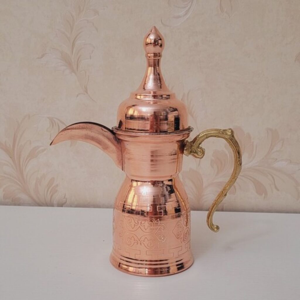Cafetière traditionnelle arabe en cuivre pour préparer le Qahwa et le café arabe - Modèle Aliyeh