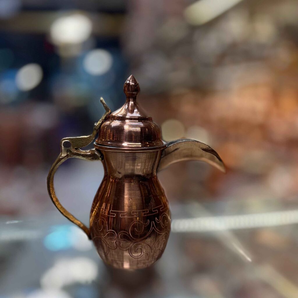 Cafetière traditionnelle arabe en cuivre pour préparer le Qahwa et le café arabe - Modèle Rhymnici