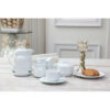 Théière de service en porcelaine élégante avec chauffe-théière en blanc