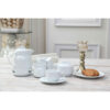 Théière de service en porcelaine élégante avec chauffe-théière en blanc