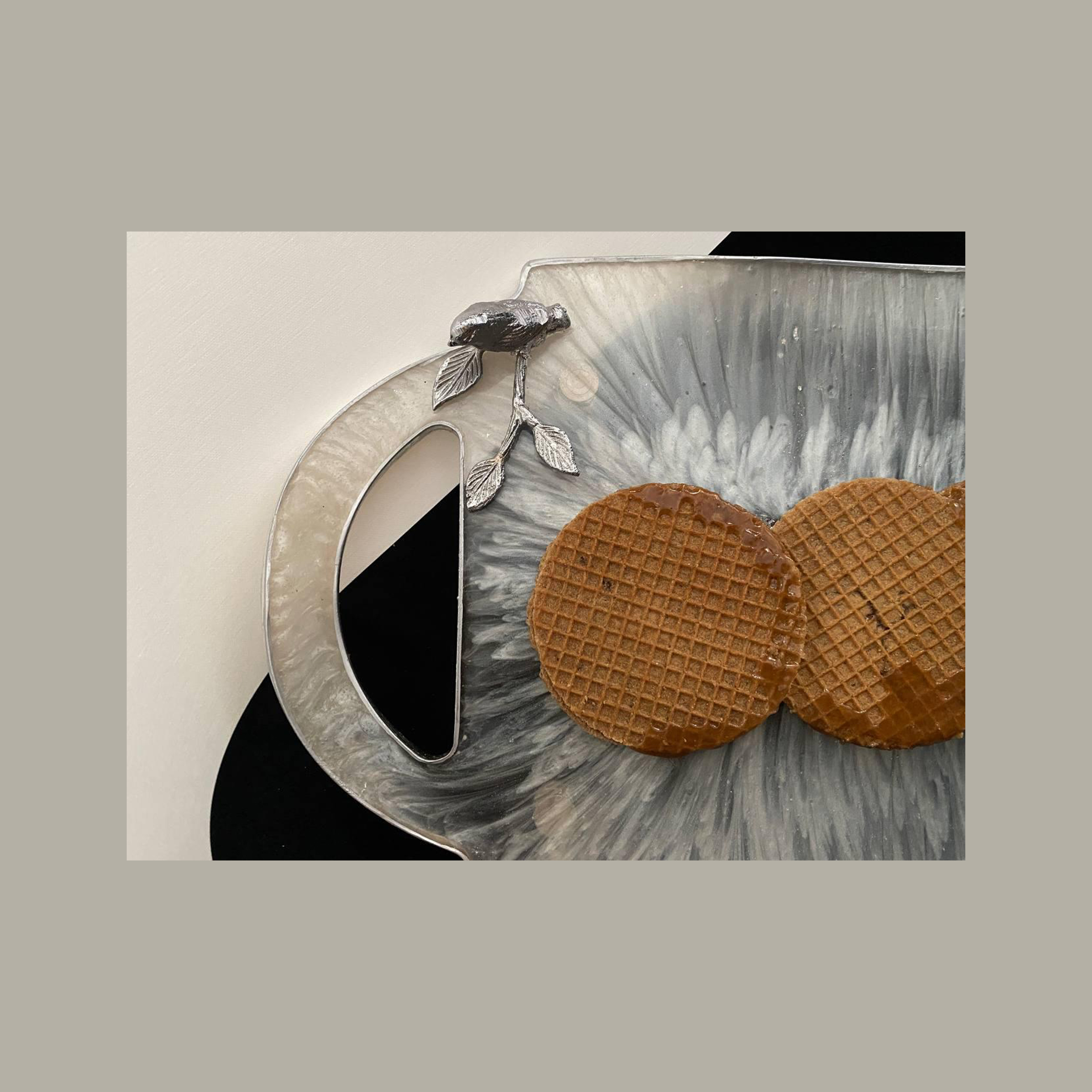 Élégant Plateau de Service en Résine Peint à la Main avec Poignées