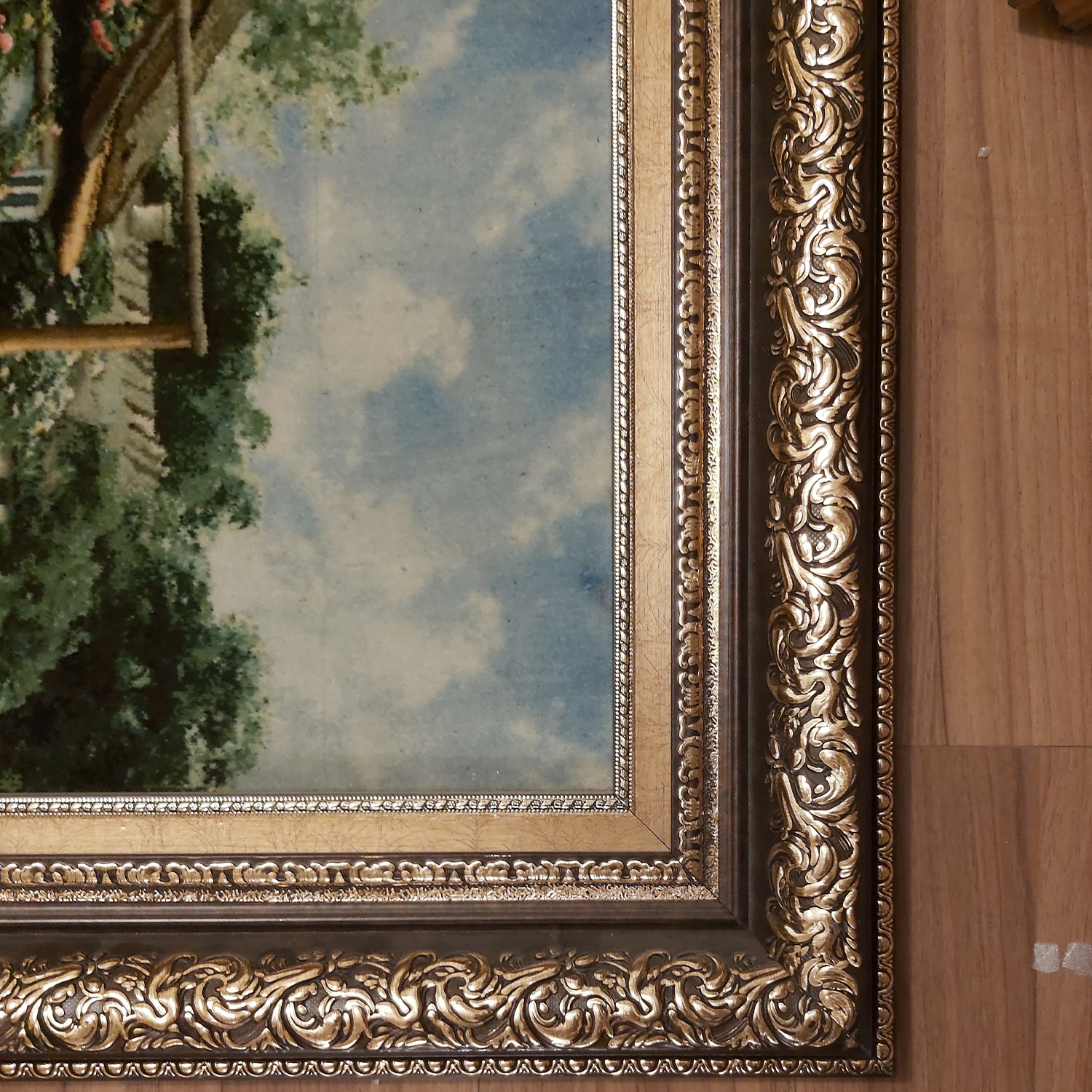 Tapis persan figuratif noué à la main de Tabriz représentant la sérénité d’un cottage