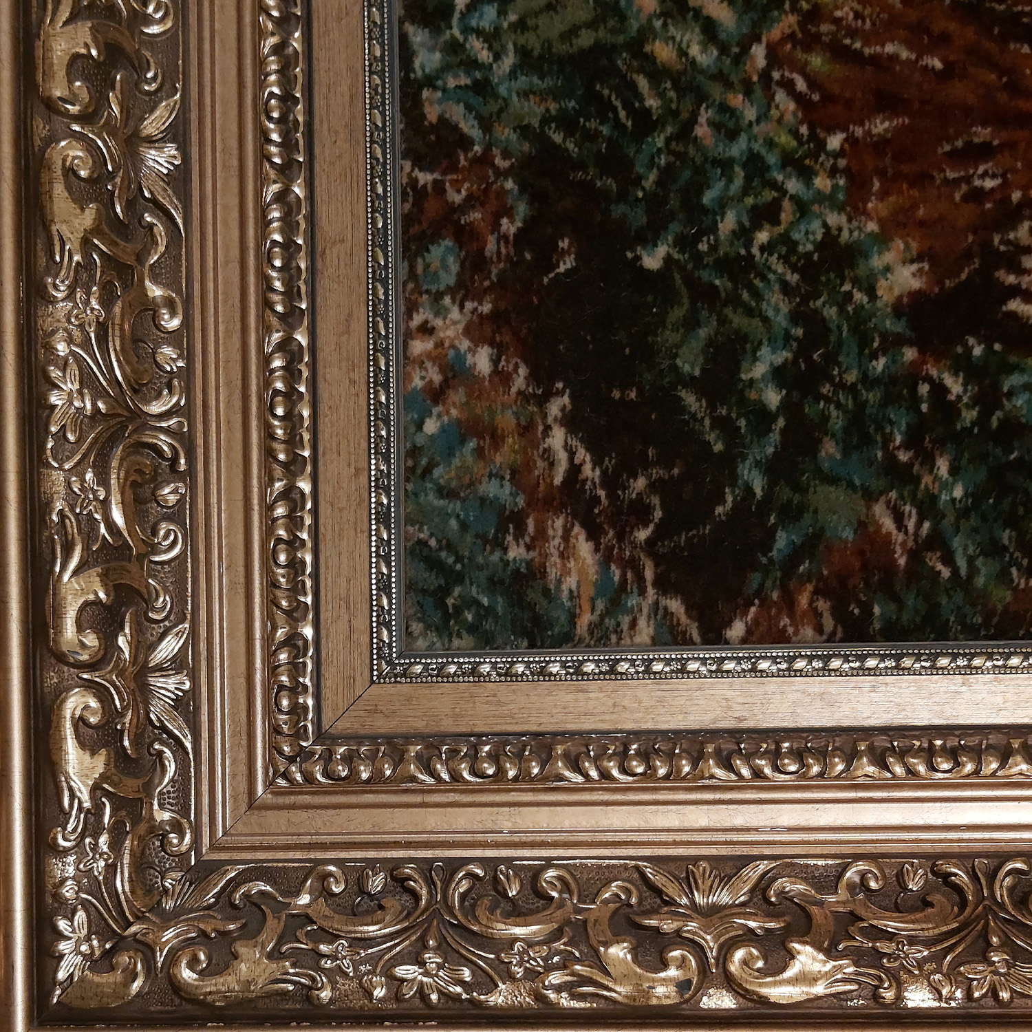 Tapis persan figuratif noué à la main de Tabriz représentant une scène de forêt