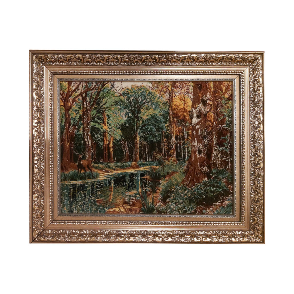 Tapis persan figuratif noué à la main de Tabriz représentant une scène de forêt