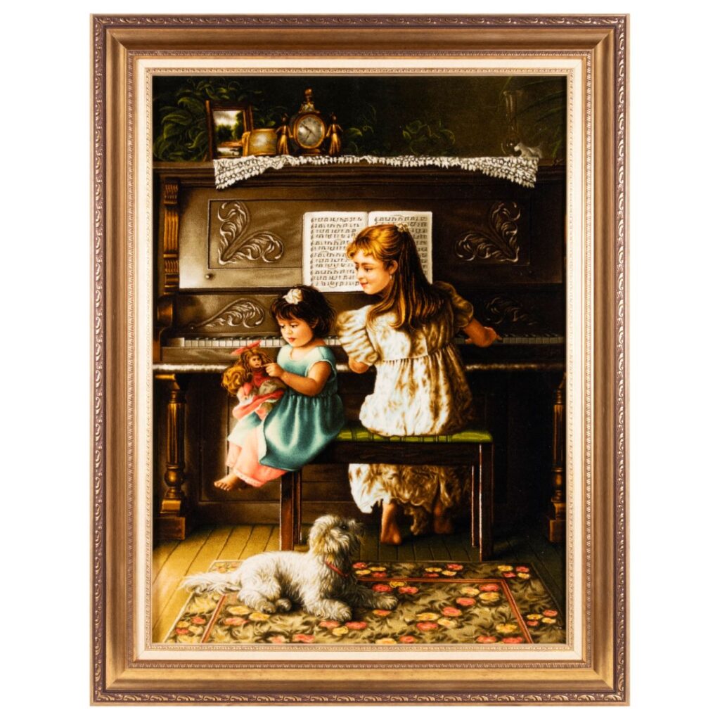 Tapis persan figuratif noué à la main de Tabriz représentant une fille au piano