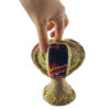 Vase à tige unique en poterie artisanale, inspiré des motifs de tapis persans.