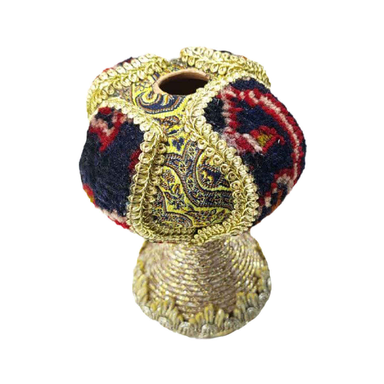 Vase à tige unique en poterie artisanale, inspiré des motifs de tapis persans.