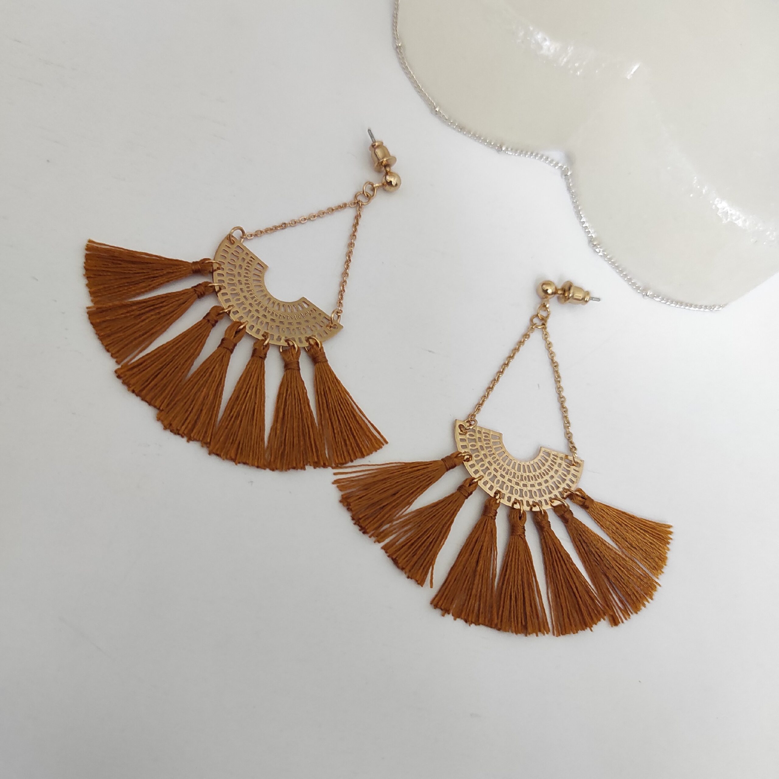 Boucles d’oreilles pendantes en macramé tissées à la main, marron.