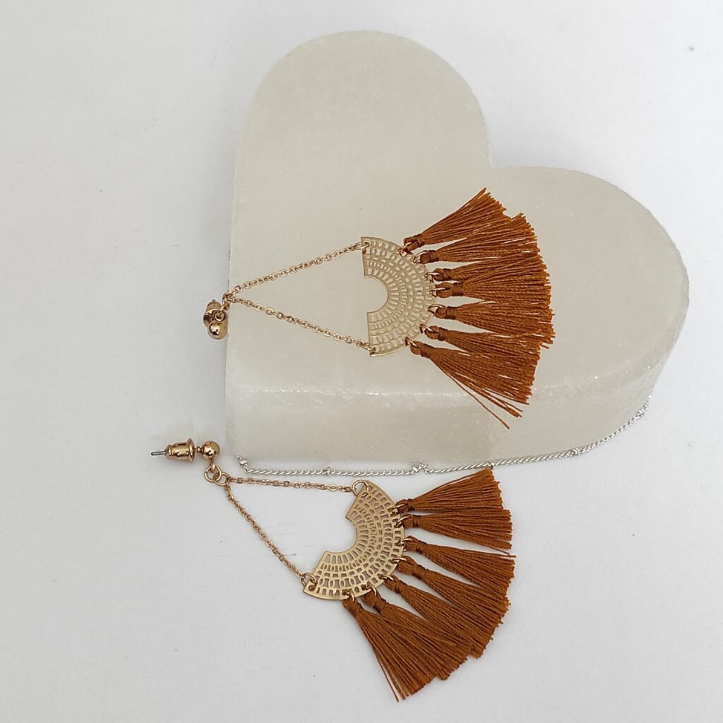 Boucles d'oreilles pendantes en macramé tissées à la main, marron.