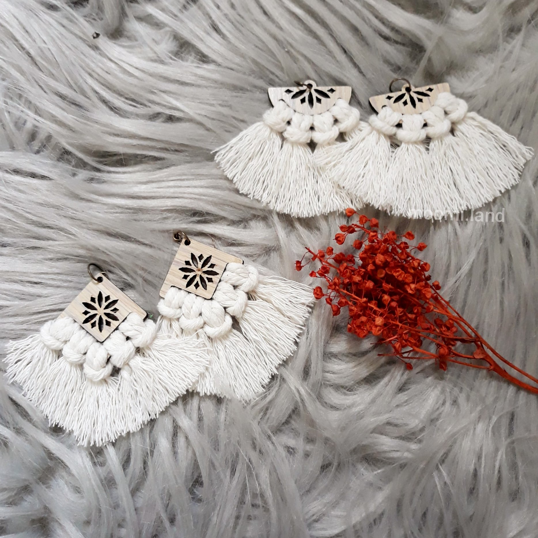 Boucles d'oreilles à pompons en macramé tissées à la main, blanches.
