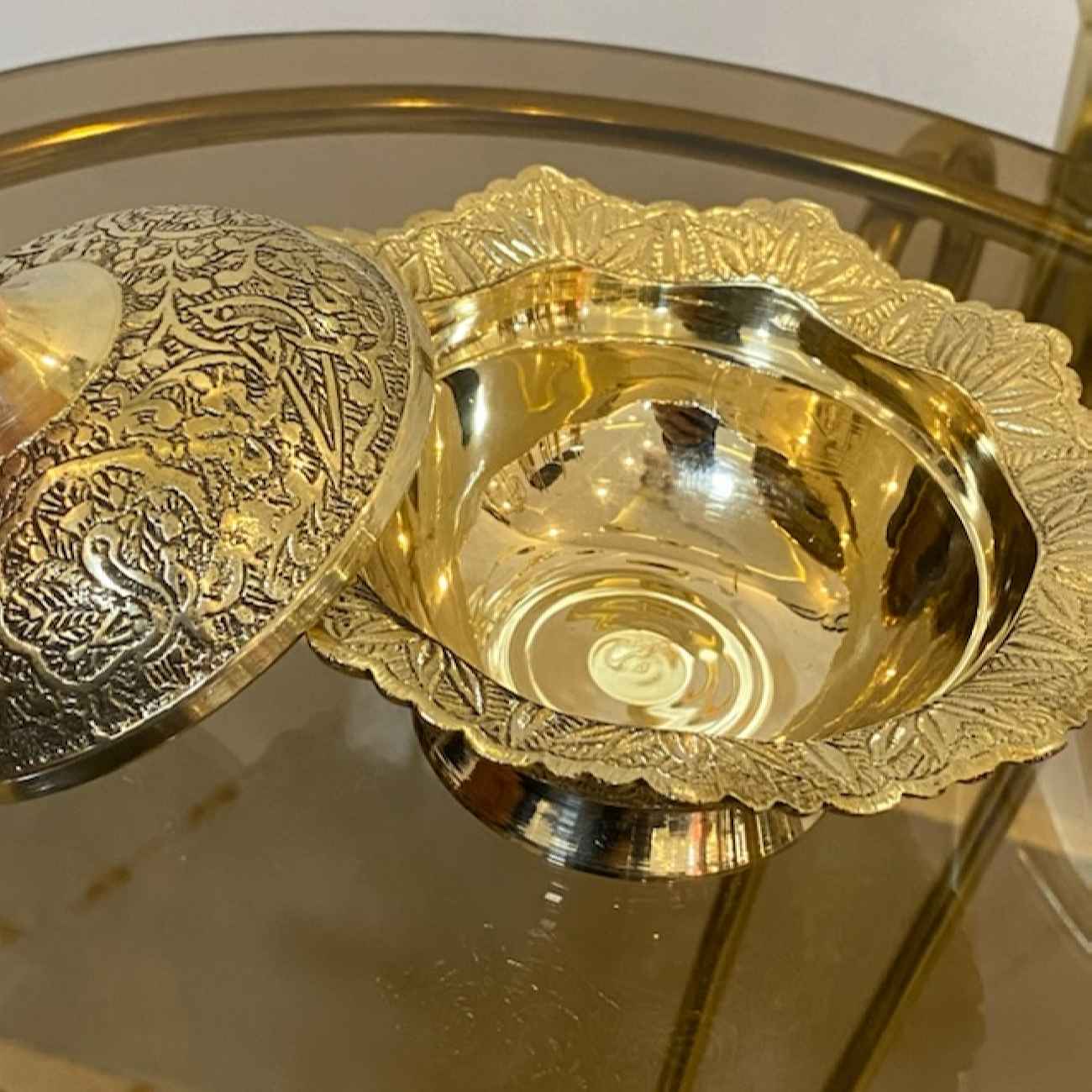 Bol à sucre en laiton luxueux avec couvercle détaillé