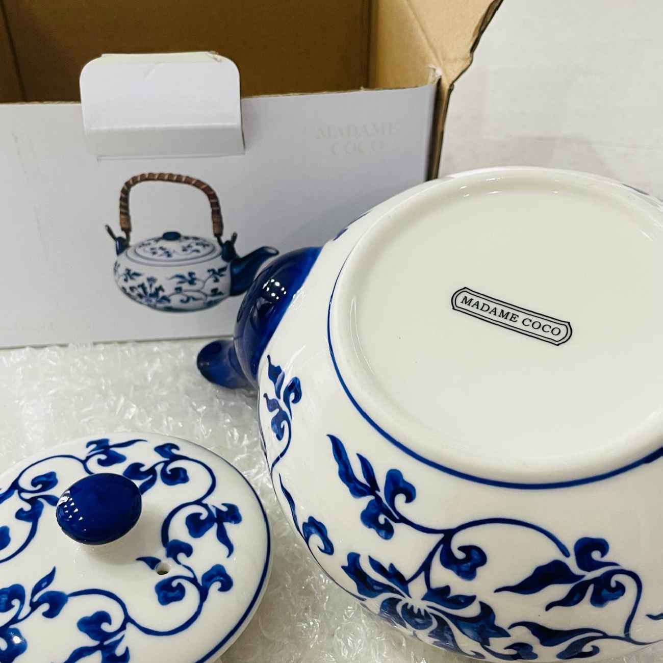 Théière de porcelaine de luxe pour occasions spéciales avec design de feuilles