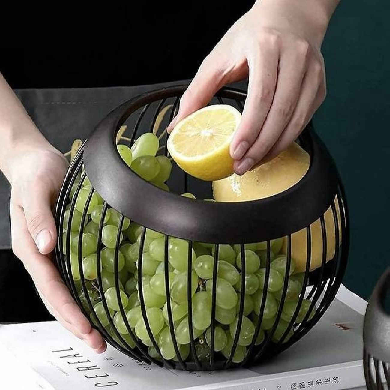 Panier à fruits en fil métallique chic et luxe en noir