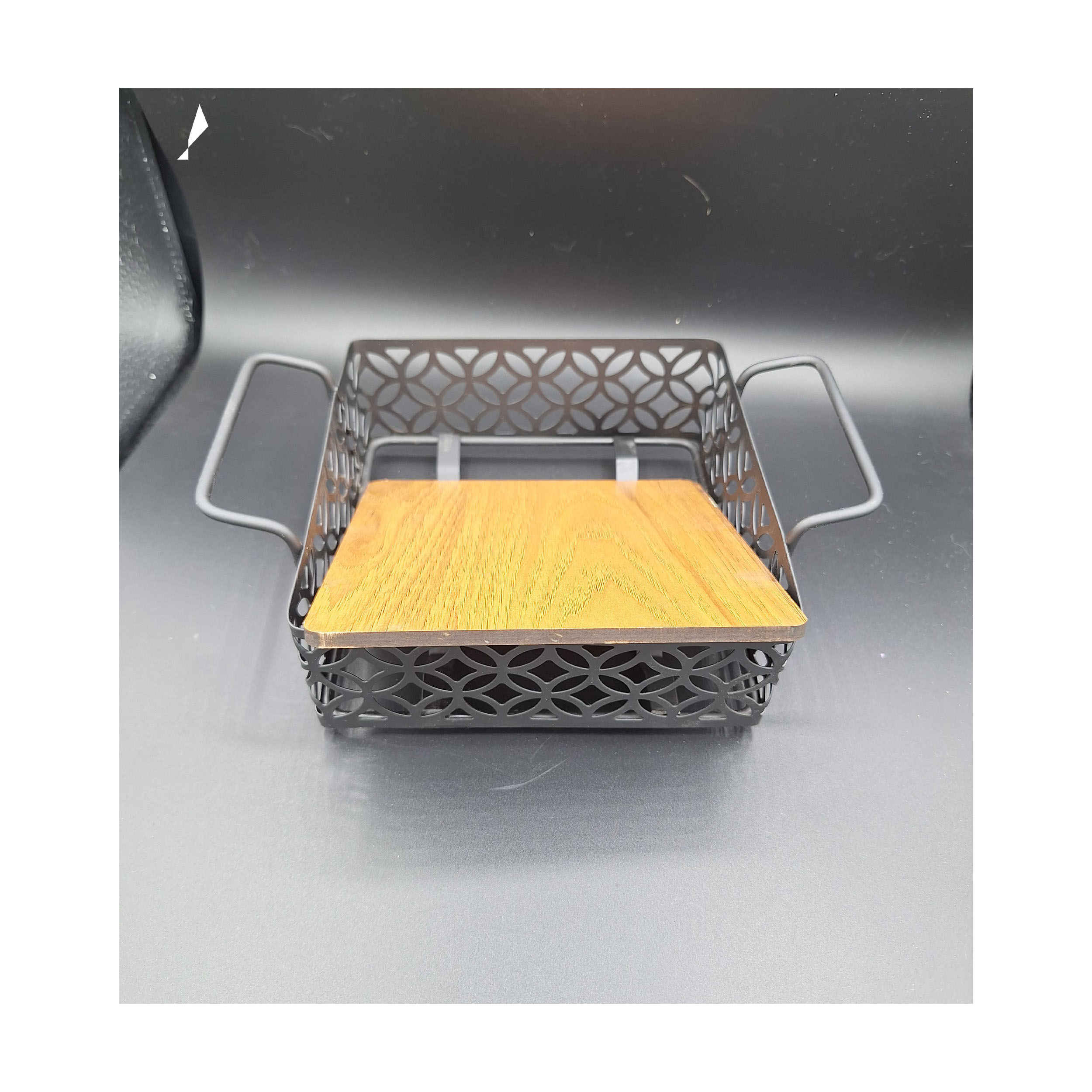 Panier à fruits en fil métallique avec base en bois fonctionnelle et polyvalente