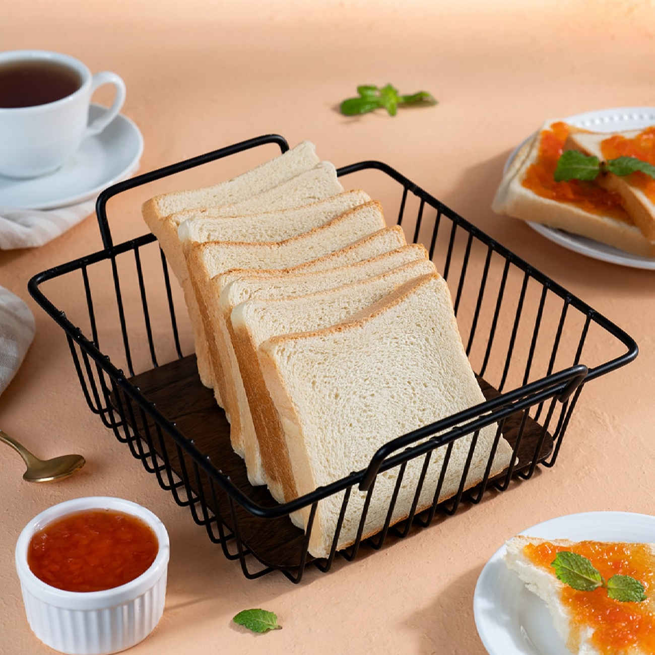 Panier à fruits en fil métallique avec base en bois en noir