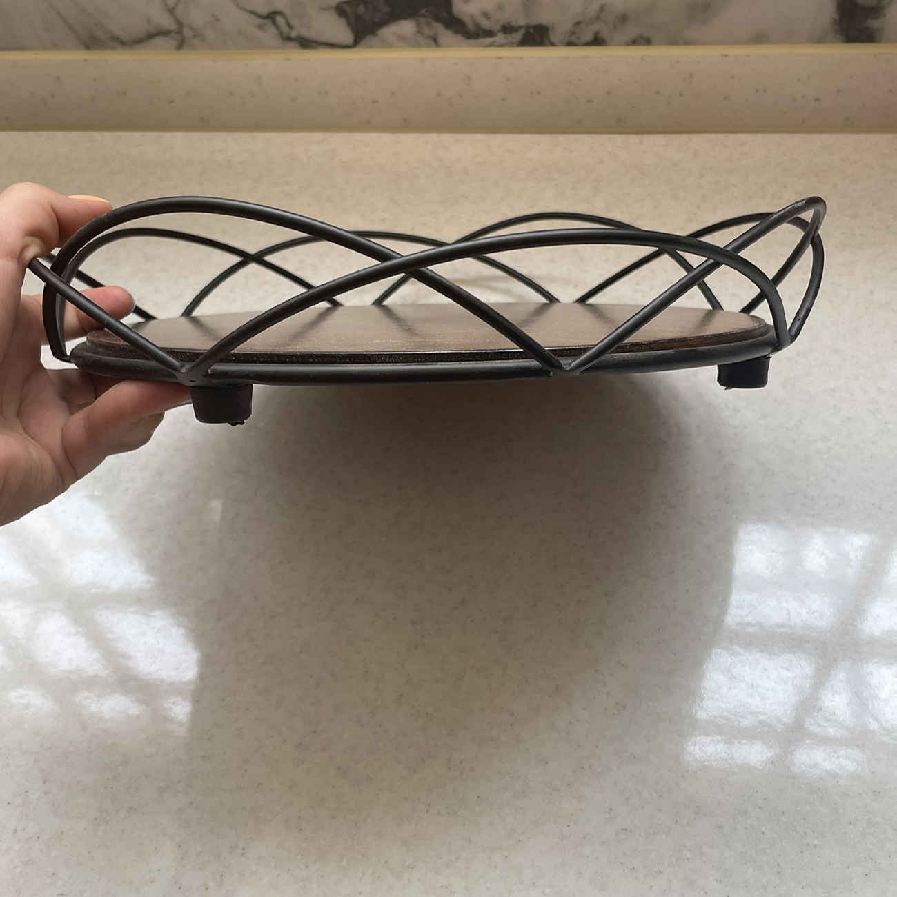 Panier à fruits en fil métallique avec base en bois en noir