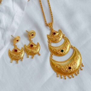 Élégant Collier en Laiton Mehak avec Boucles d’Oreilles
