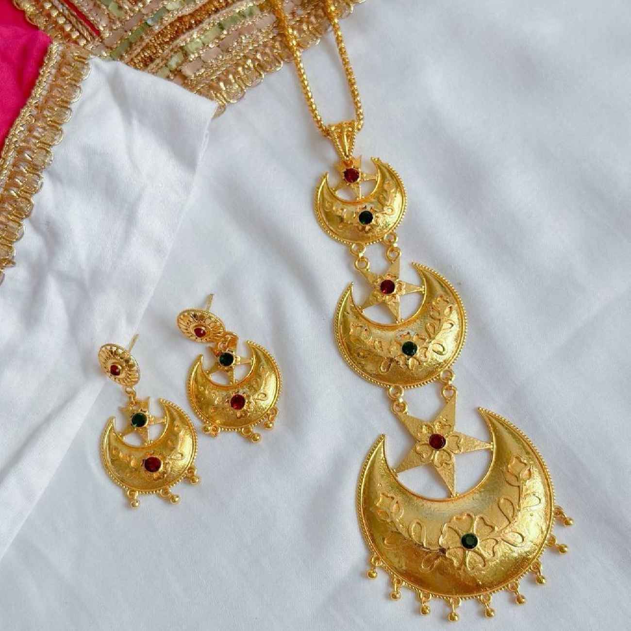 Élégant Collier en Laiton Mehak avec Boucles d’Oreilles