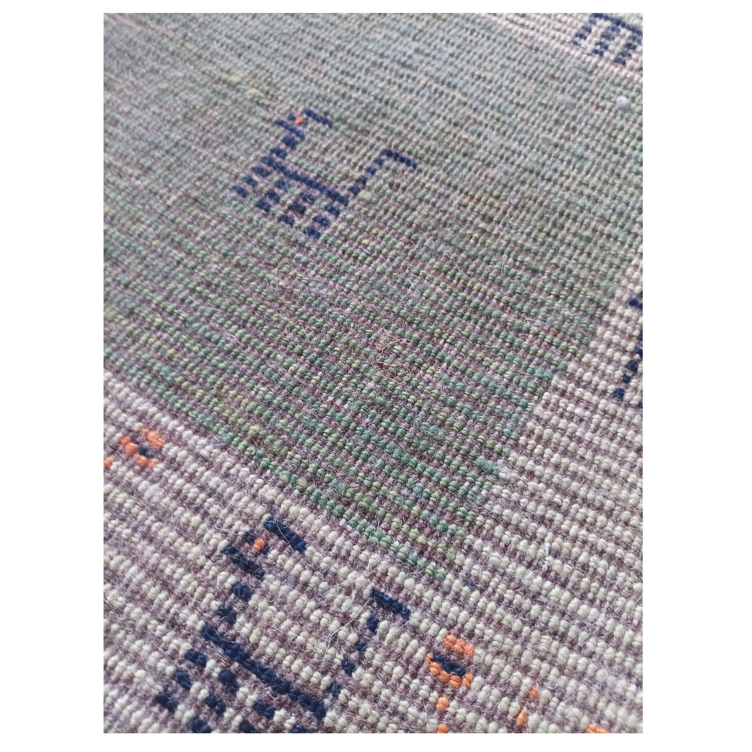 Tapis Gabbeh Persan en laine tissé à la main dans le Fars, motifs animaliers verts sauge