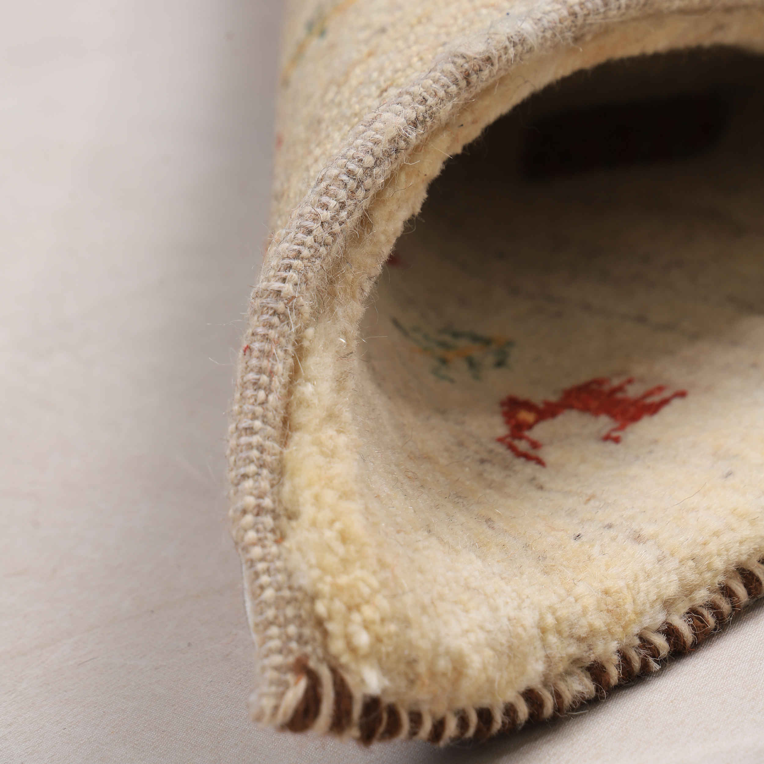 Tapis Gabbeh Persan en laine authentique tissé à la main dans le Khorasan, motifs animaliers et d’arbres