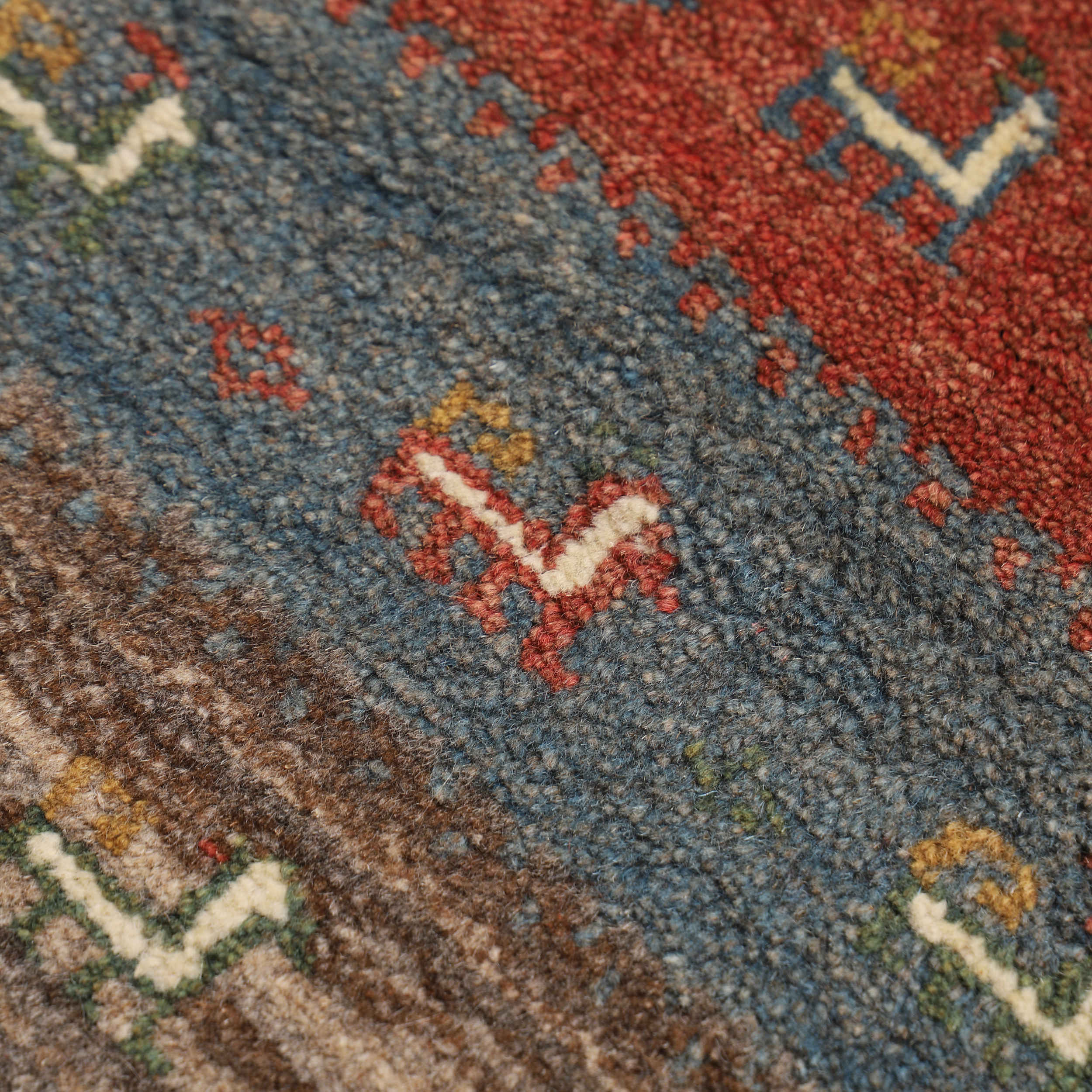 Tapis Gabbeh Persan en laine tissé à la main dans le Fars, rayé avec motifs animaliers