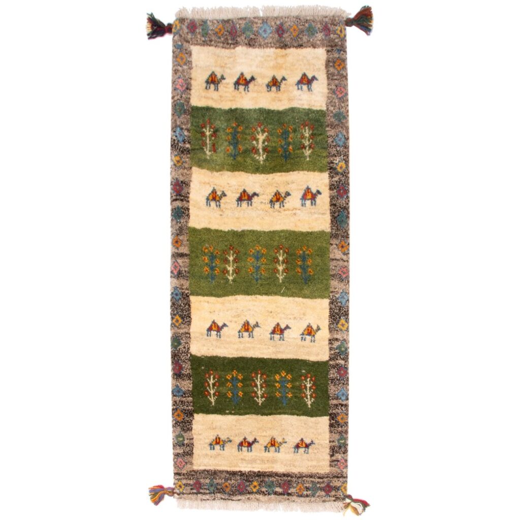 Tapis runner Gabbeh persan en laine tissé à la main dans le Fars, motifs animaux et arbres