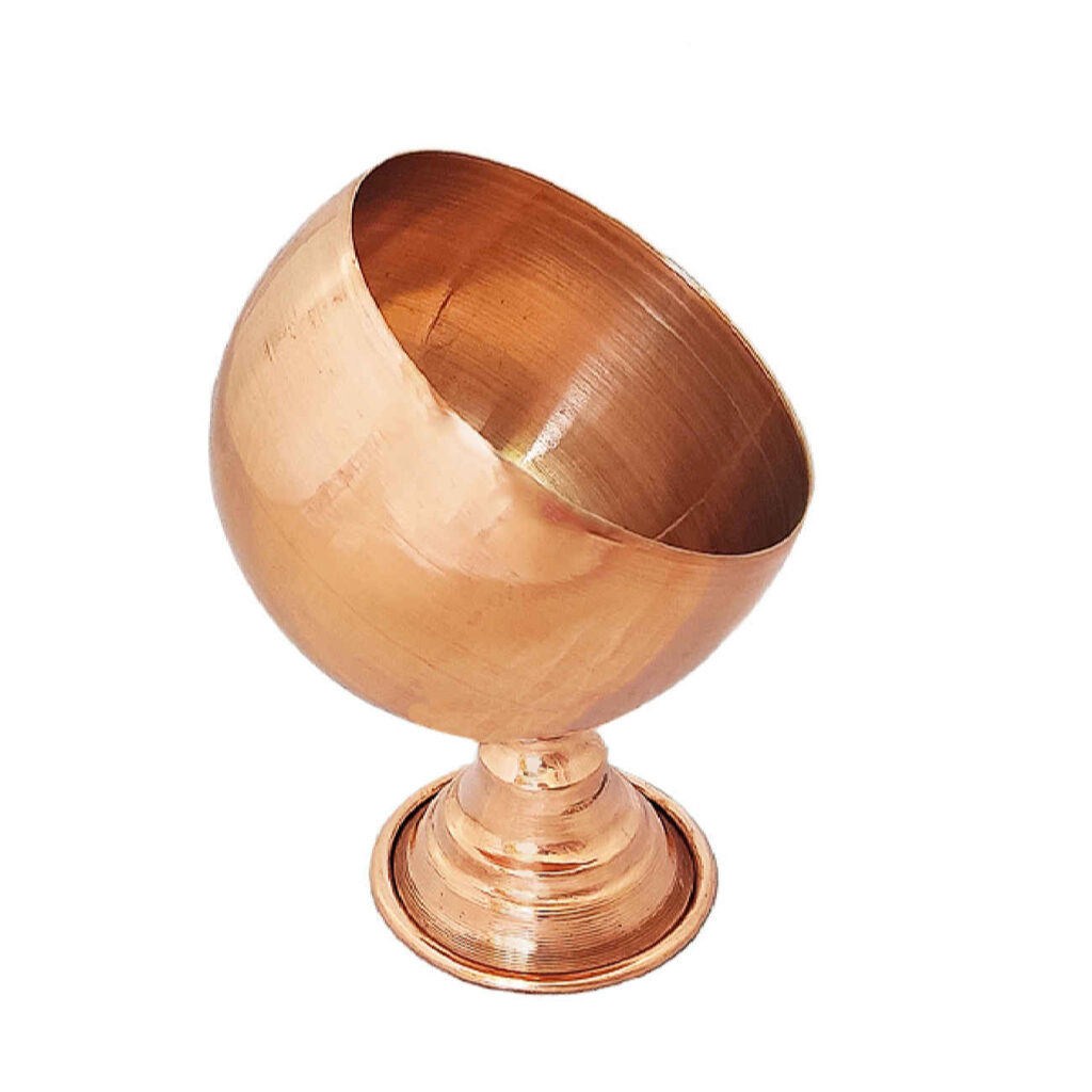Coupe persane en cuivre martelé avec pied chic et luxueux