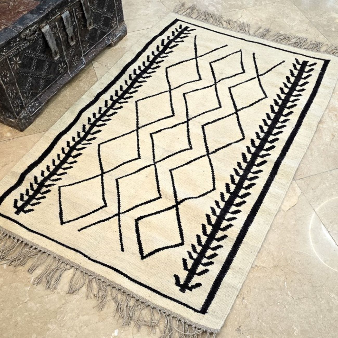 Tapis Kilim en laine persan tissé à la main, authentique dans le Fars, géométrique blanc